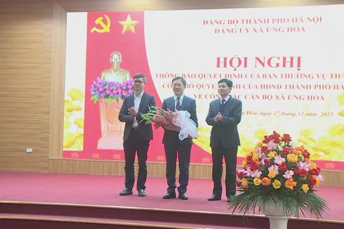 Xã Ứng Hòa công bố các quyết định công tác cán bộ