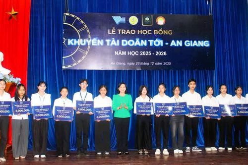 Quỹ Khuyến học An Giang trao 140 suất học bổng 'Khuyến tài Doãn Tới - An Giang'
