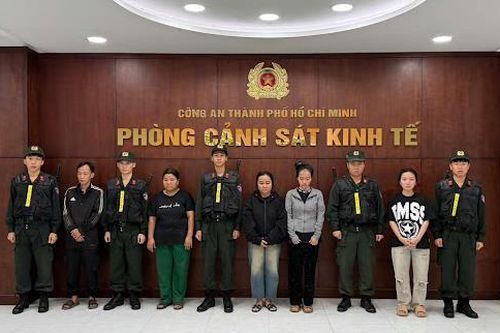 Công an TPHCM triệt phá xưởng sản xuất dầu gió giả nhãn hiệu Siang Pure Oil, khởi tố 5 đối tượng