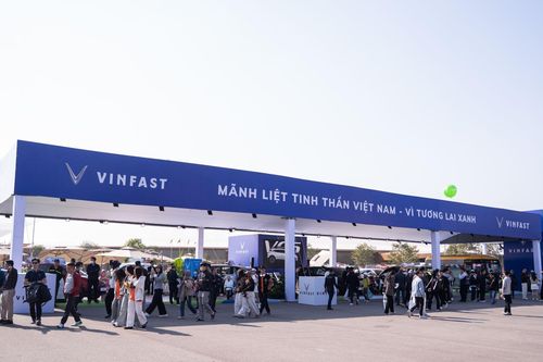 Lái thử tại Vietnam Mobility Show 2025, người dùng khen xe máy điện VinFast