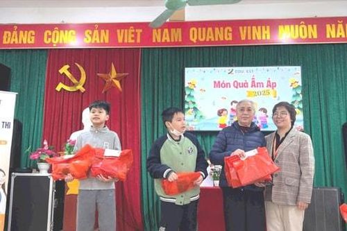 Phường Việt Hưng trao 50 suất quà cho trẻ em có hoàn cảnh khó khăn