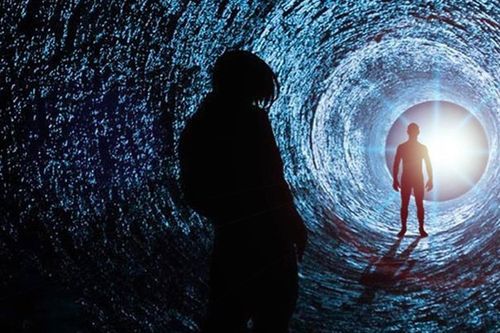 Bí ẩn du hành thời gian: Từ lời tiên tri của John Titor đến bữa tiệc không người đến của Stephen Hawking
