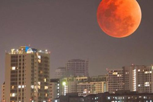 Điều gì sẽ xảy ra khi Mặt Trăng ngày càng cách xa Trái Đất?
