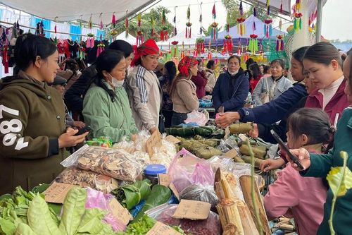 Chợ quê Tân Mỹ (Tuyên Quang) rộn ràng, hút khách nhờ đặc sản địa phương giá rẻ, chỉ từ 5.000 đồng
