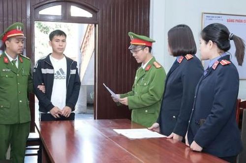 Kiểm tra kho hàng, bất ngờ phát hiện gần 4000 can nước giặt, nước rửa chén giả nhiều thương hiệu