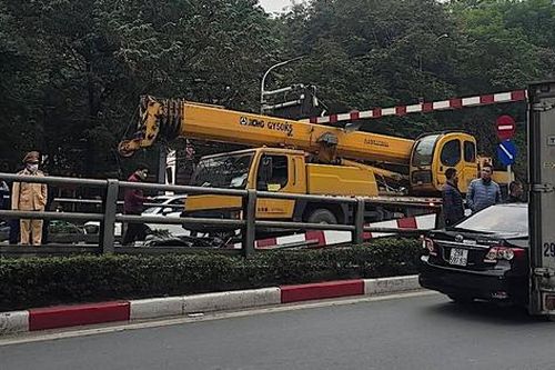 Xe cẩu 'chui' không lọt cầu vượt Thái Hà, húc đổ thanh hạn chế chiều cao, xe máy bị vạ lây