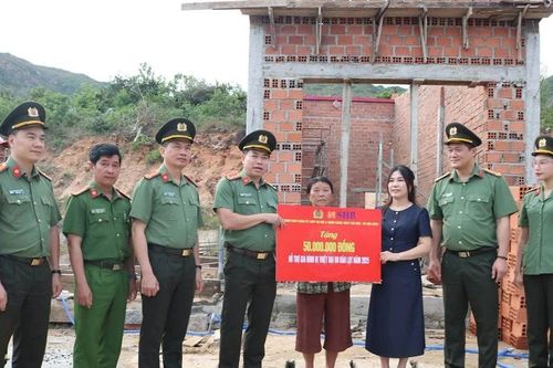 Trao tặng 1,2 tỷ đồng hỗ trợ cán bộ, chiến sĩ và nhân dân tỉnh Gia Lai khắc phục hậu quả bão lũ