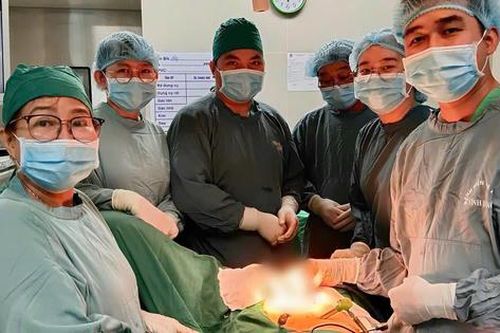 Phẫu thuật nội soi thành công ca bệnh hiếm mắc đồng thời hai loại u tiêu hóa