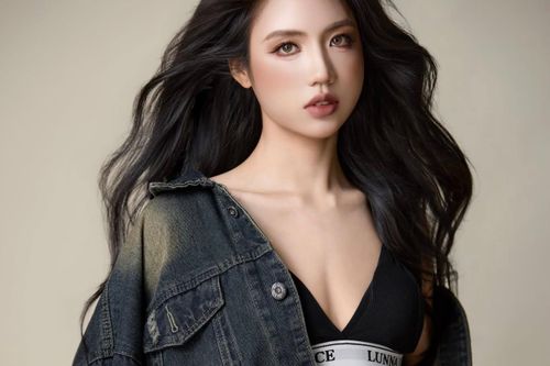 'Hot girl bóng đá' Trần Thị Duyên diện nội y khoe cơ bụng