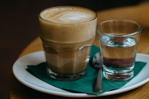 Vì sao quán cà phê phục vụ nước lọc trước khi mang đồ uống chính?
