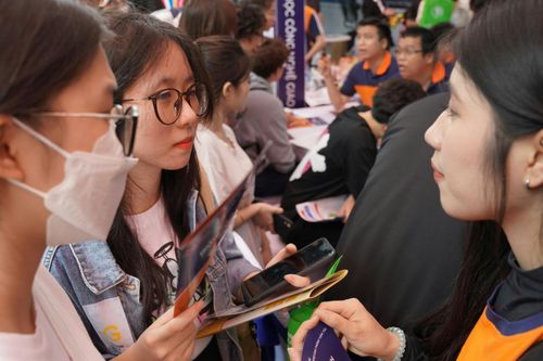 Hết thời trường quốc tế tự xưng