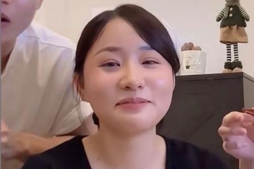 Chị gái Quang Linh Vlogs bất ngờ livestream trở lại