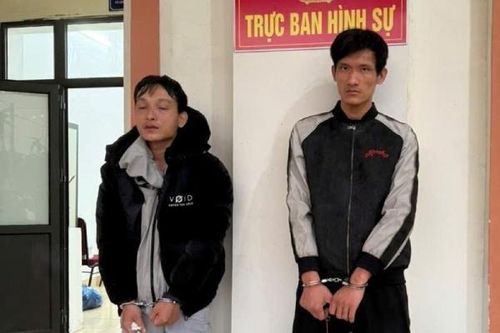 Nam thanh niên cướp giật chiếc iPhone rồi đưa anh họ mang đi bán