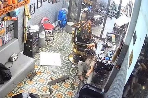 Clip thanh niên rơi thủng trần nhà khiến chủ tiệm tóc thót tim