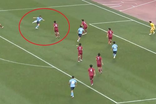 Siêu phẩm volley kiểu Zidane ở giải bóng đá học đường Nhật Bản
