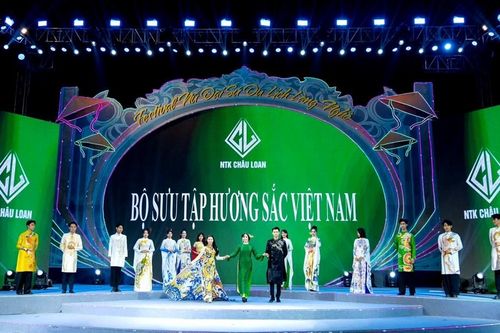 Model Nguyễn Hoàng Mai Linh nổi bật trong bộ sưu tập 'Hương sắc Việt Nam'