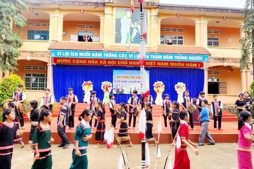 Quảng Ngãi: Khi cồng chiêng được trao truyền từ trong nhà trường