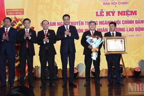 Ban Nội chính Thành ủy Đà Nẵng đón nhận Huân chương Lao động hạng Ba