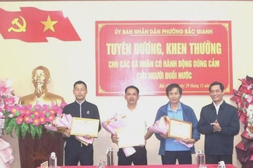 Quảng Trị: Khen thưởng các cá nhân cứu 3 người bị nạn dưới kênh trong đêm mưa lạnh