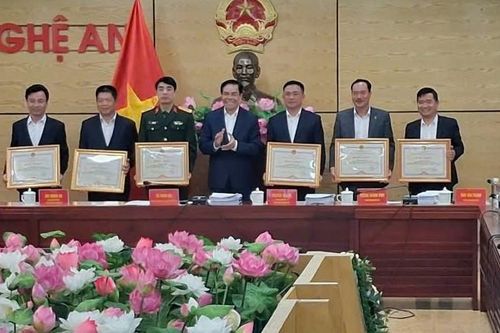 Nghệ An tặng Bằng khen cho 14 tập thể, cá nhân cấp điện nhanh vùng 'lõm' miền tây