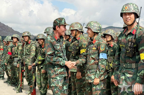 Rèn kỹ năng tác chiến trên địa hình phức tạp