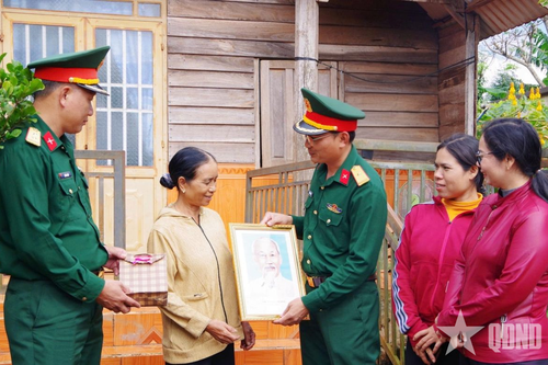 Miền Trung, Tây Nguyên thắm tình quân dân cá nước