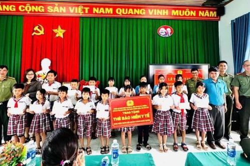 Phòng An ninh chinh trị nội bộ Công an tỉnh Lâm Đồng tiếp tục triển khai mô hình dân vận khéo, trao tặng thẻ BHYT cho học sinh khó khăn