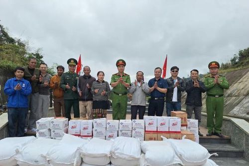 Đoàn công tác xã A Vương thăm vùng biên giới Việt - Lào
