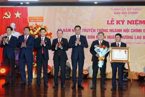 Ban Nội chính Thành ủy Đà Nẵng đón nhận Huân chương Lao động hạng Ba