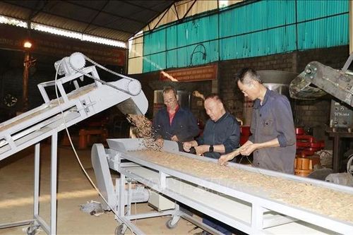 Anh hùng Lao động Vũ Hữu Lê, người đưa máy 4.0 về với bản làng