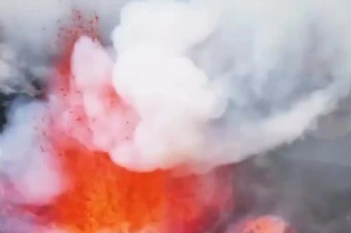 Video núi lửa Etna bất ngờ thức giấc, dung nham bắn cao 400 mét
