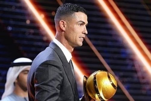 Ẵm thêm một giải thưởng, Ronaldo bóng gió trở lại châu Âu
