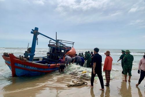 Đồn Biên phòng Phước Thuận hỗ trợ phương tiện bị chìm khi đang neo đậu