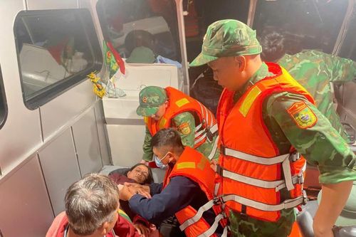 Đồn Biên phòng Cù Lao Chàm đưa người dân bị rắn cắn đi cấp cứu