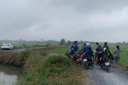 Người đàn ông tử vong trong tư thế treo cổ ở bờ ruộng