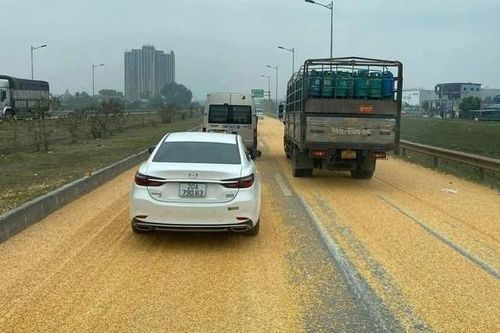 Xe đầu kéo bung chốt, 3 tấn ngô tràn xuống cao tốc Hà Nội – Thái Nguyên