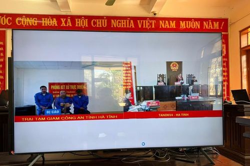 Phối hợp tổ chức phiên tòa xét xử rút kinh nghiệm bằng hình thức trực tuyến hai cấp, trình chiếu tài liệu chứng cứ bằng hình ảnh