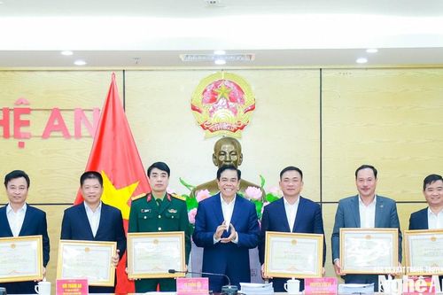 Cấp điện nhanh cho vùng 'lõm' ở miền Tây, Chủ tịch UBND tỉnh Nghệ An khen thưởng 14 tập thể, cá nhân