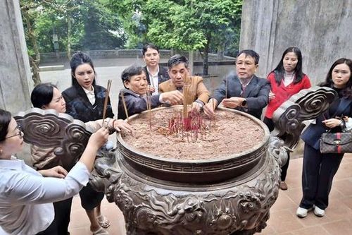 Hội Luật gia tỉnh Phú Thọ thành kính dâng hương tri ân các Vua Hùng