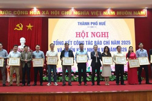 Báo chí là cầu nối 'ý Đảng, lòng dân'