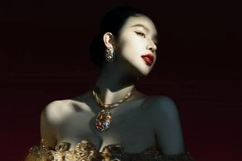 Hoa hậu Thanh Thủy đẹp bí ẩn trong bộ ảnh cuối năm