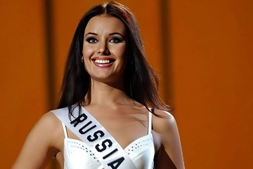 Hoa hậu bị tước vương miện Miss Universe mặc đầm xuyên thấu, công việc hiện tại gây bất ngờ