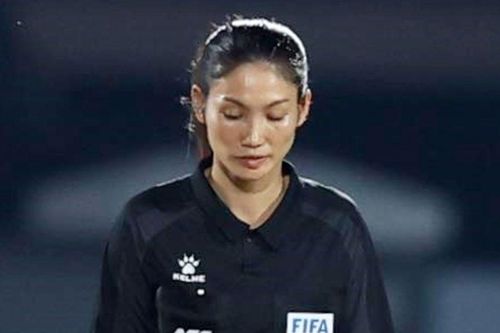 CĐV Lào phản ứng mạnh khi trọng tài Lào giữ đẳng FIFA