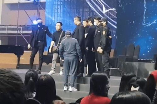 Đêm nhạc 'Về đây bốn cánh chim trời' bị hủy đột ngột, khán giả phẫn nộ leo lên sân khấu