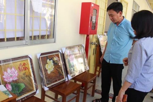 Giữ lại mùa nước nổi bằng tranh lá sen