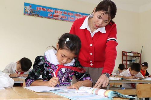 Bám bản 'gieo chữ' nơi biên cương