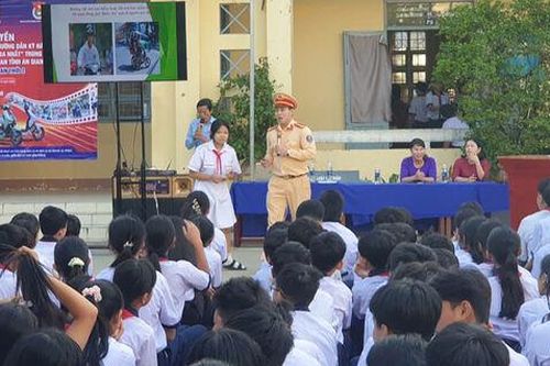 Trang bị kỹ năng lái xe an toàn cho gần 2.000 học sinh ở Phú Quốc