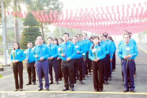 Đoàn đại biểu dự Đại hội Công đoàn tỉnh Đồng Nai lần thứ I viếng Nghĩa trang liệt sĩ tỉnh và Nhà thờ Bác Hồ