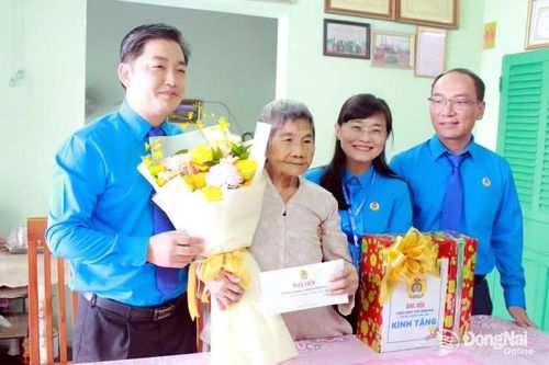 Liên đoàn Lao động tỉnh Đồng Nai thăm, tặng quà Mẹ Việt Nam anh hùng Hồ Thị Vàng