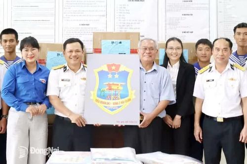 Trao tặng hạc giấy, cờ Tổ quốc cho bộ đội nhà giàn